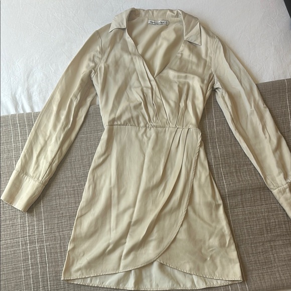 Abercrombie Cream Asymmetrical Ruched Sheath Dress - Picture 2 of 5